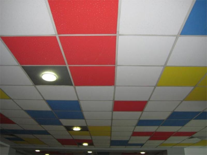 Потолок Армстронг можно покрасить водоэмульсионной краской, но она должна быть высокого качества
