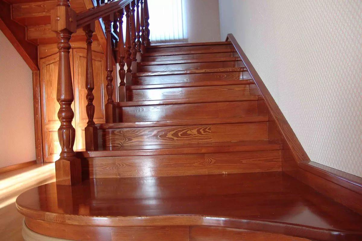 Деревянные двухмаршевые лестницы наиболее распространены в своих домах ввиду красоты, доступной стоимости и простоте монтажа