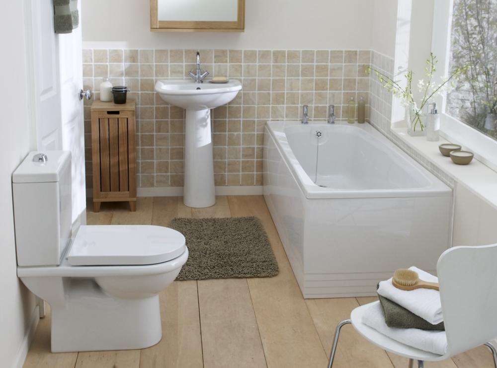 Продумывая оформление ванной комнаты, нужно учитывать размер помещения и расположение труб системы водообеспечения 