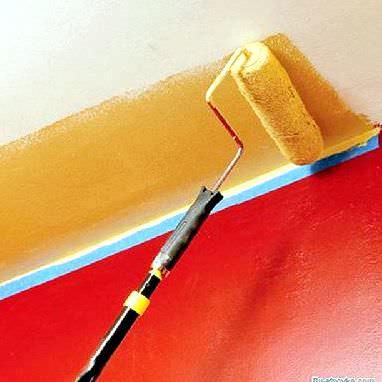 При покраске потолка важно следовать определенному порядку действий