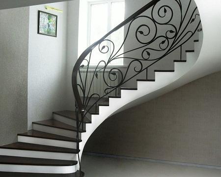 Монолитная лестница хорошо смотрится в любом интерьере 