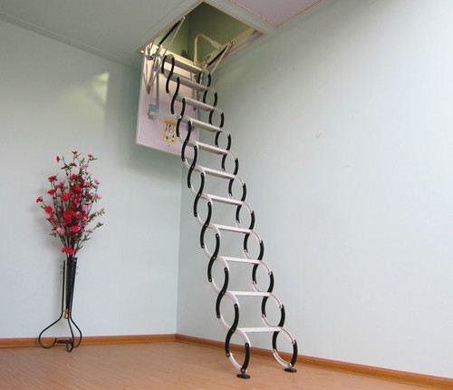 Раскладная лестница на чердак - удобное и практичное решение для частного дома