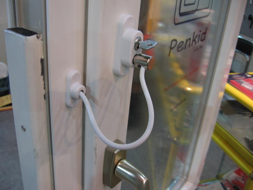 Замочный механизм для пластиковой двери можно купить в специализированном магазине или в интернете 