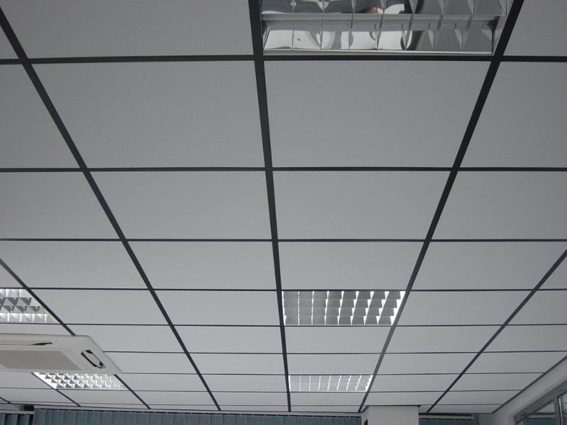 Основными характеристиками потолка Армстронг являются: звукоизоляция, влагоустойчивость, теплопроводность и светоотражение 