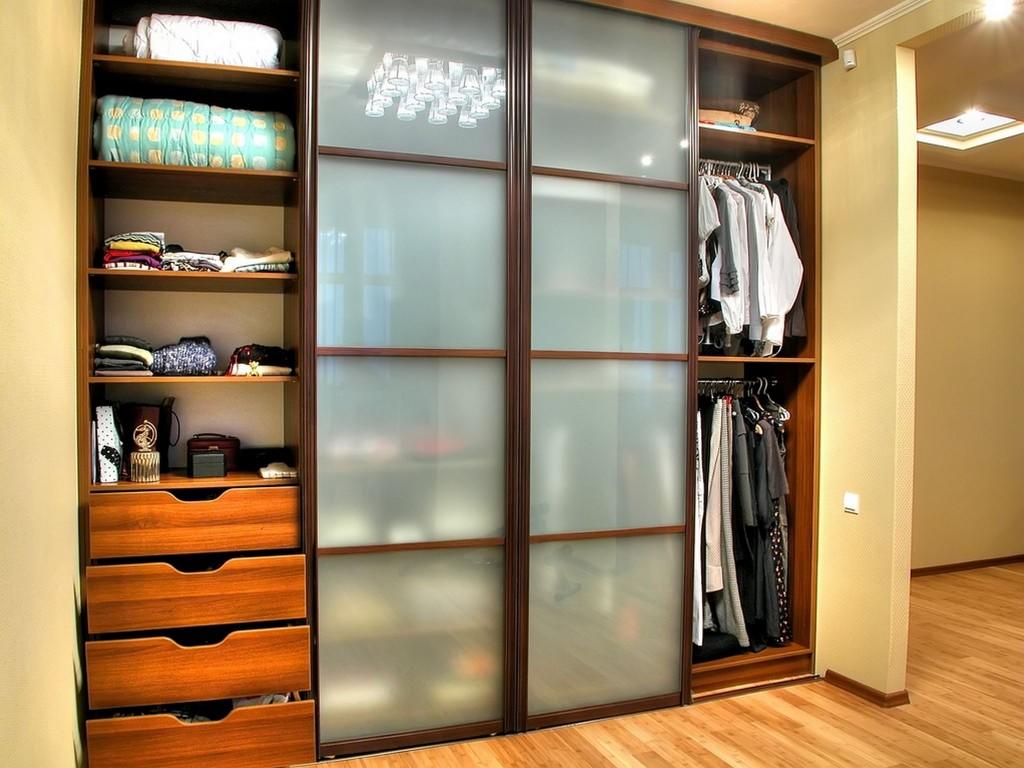 Выбирать шкаф-купе необходимо с учетом дизайна прихожей или коридора