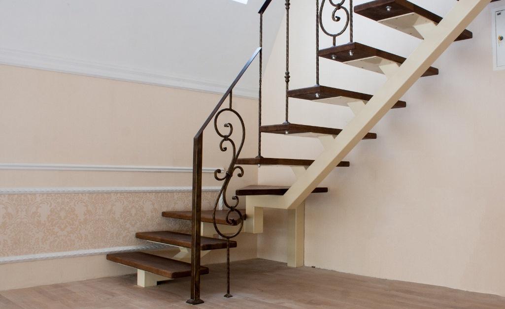 Достаточно долговечной и прочной является простая лестница с металлическим каркасом