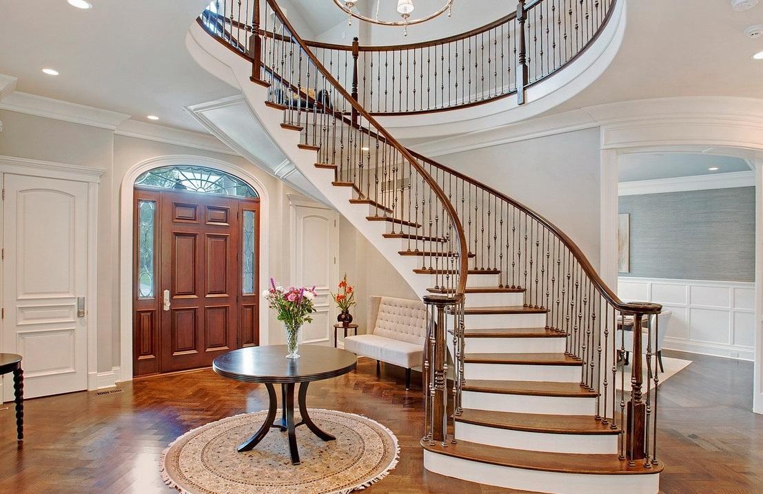 Полукруглая лестница отлично смотрится в интерьере, выполненном в классическом стиле 