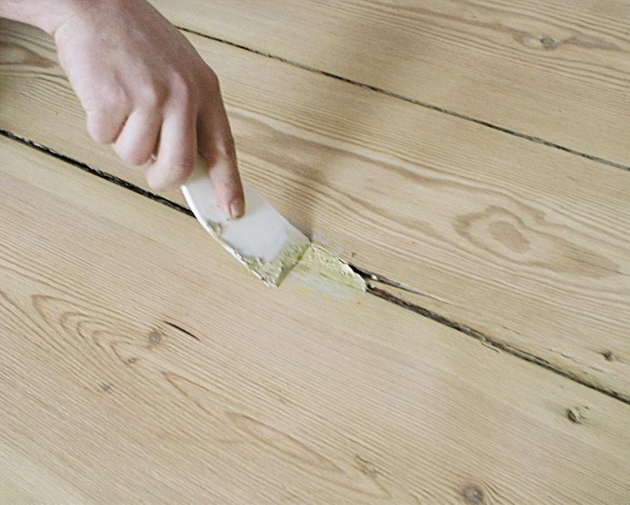 Для того чтобы деревянный пол не скрипел, можно использовать цементный раствор или тальк, которым следует замазать щели 