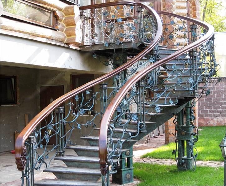Независимо от того, в каком стиле вы решили оформить свой дом, кованые лестничные ограждения усилят положительное эстетическое восприятие интерьера или придомовой территории