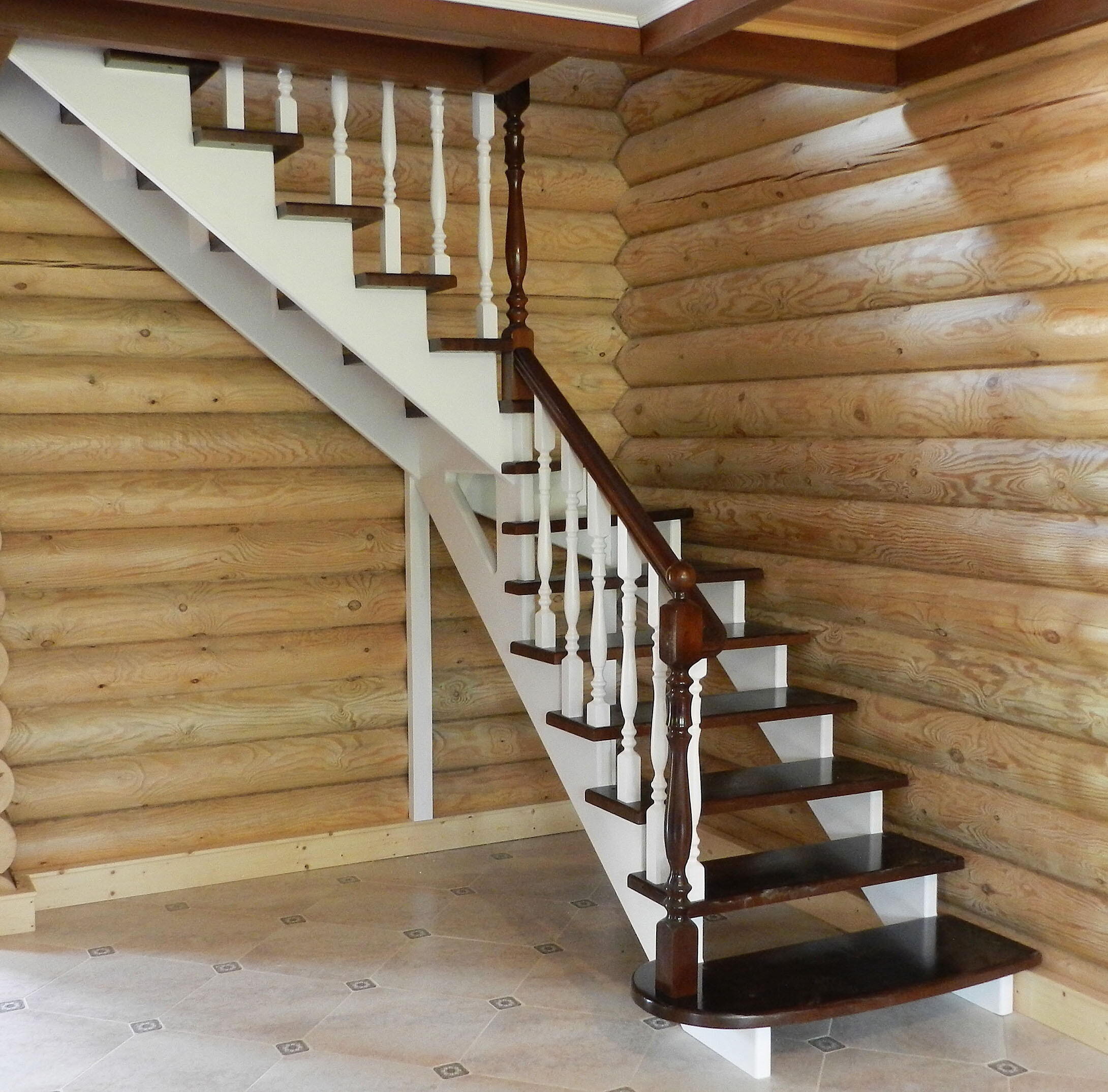 Для обустройства подъема на второй этаж на даче следует выбирать лестницу только из качественных материалов