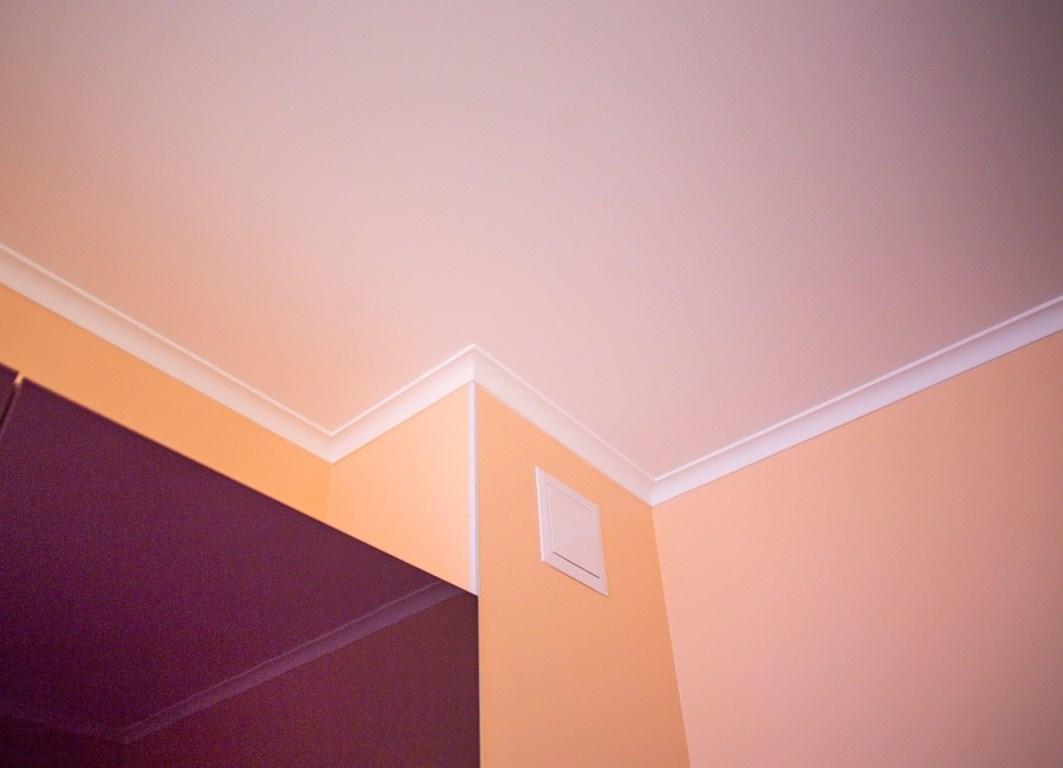 Зашпаклевать потолок с водоэмульсионной краской, к сожалению, не получится, поскольку такая поверхность со временем начнет осыпаться 