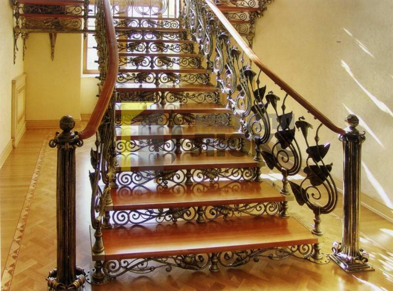 Кованная лестница на второй этаж – оптимальный вариант для загородного дома, потому что она имеет ряд достоинств, которые выделяют ее на фоне остальных видов