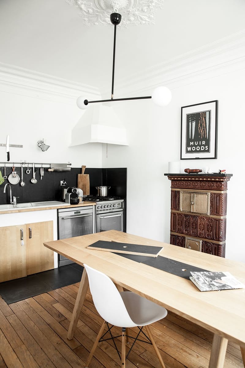 Интерьеры кухонь без верхних шкафов: простой металлический бар
