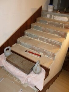 Монтаж деревянных ступеней на бетонное основание