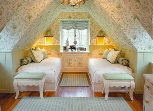 Спальня в мансарде в классическом стиле