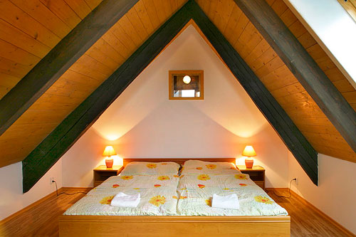 Расположение кровати в узкой спальне