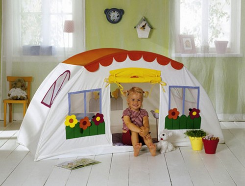 Текстильный домик в игровой зоне детской комнаты