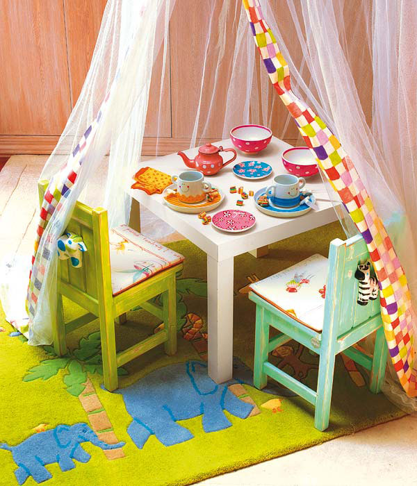 Детский столик и набор посуды в детской комнате девочки