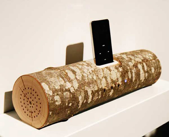 Подставка для мобильного телефона - один из способов декора из дерева в интерьре