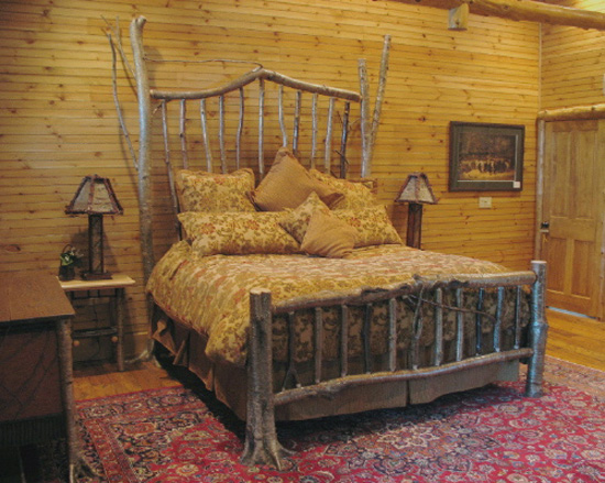 Спальня в рустикальном стиле с использованием декора из дерева в интерьере