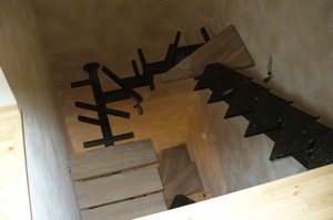 Косоур - основной комплектующий элемент лестницы, представляющий собой балку, расположенную под углом к полу