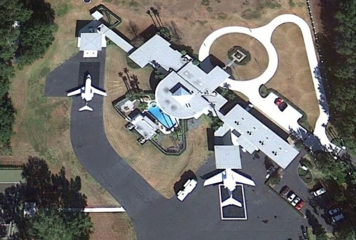Необычный дом с самолетами Джона Траволты (13 фото)