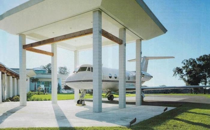 Необычный дом с самолетами Джона Траволты (13 фото)