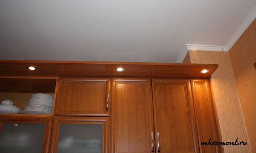 Мебельные светильники в козырьке - дополнительное освещение и украшение кухонного гарнитура. Они не создают достаточного уровня освещенности над столешницей. Однако вносят значительный вклад.