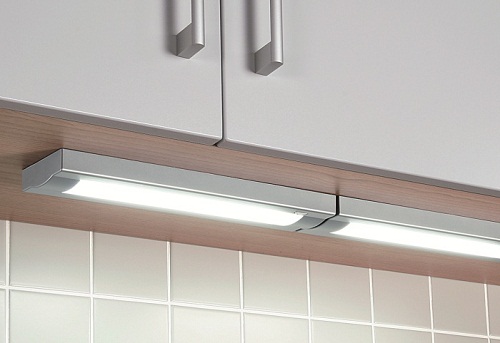Стандартные светильники отличное решение, если нет возможности или желания дорабатывать кухонный гарнитур. Они просты в установке и обладают неплохим дизайном.