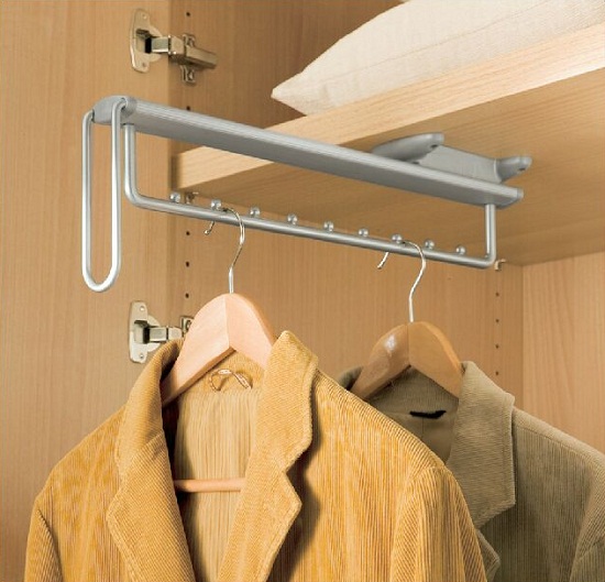Данный элемент наполнения применяется в случае, когда ширина шкафа менее 60 см и вешать одежду поперек шкафа невозможно. Механизм выдвижной, что очень важно, т.к. он позволяет снять дальнюю вещь, не снимая все передние.