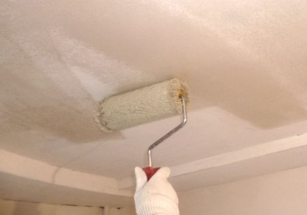 Нужно ли грунтовать потолок перед покраской