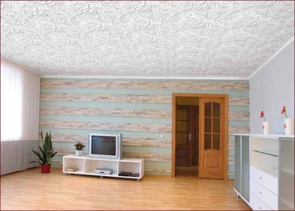 Нужно ли грунтовать потолок перед покраской