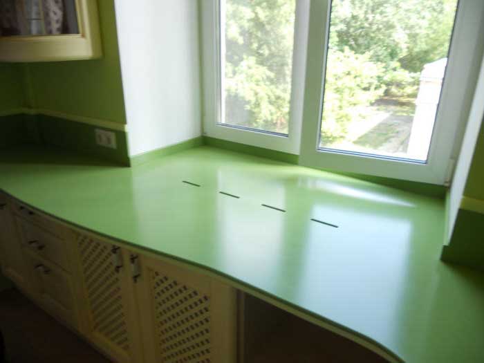 Зеленая столешница подоконник на кухне со шкафчиками