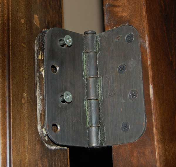 Ремонт петель на деревянной двери