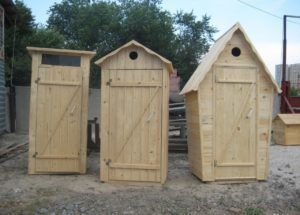 Готовые туалеты для дачи из дерева