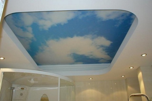 Глянцевый натяжной потолок с рисунком в ванной комнате