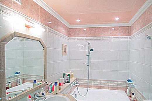 Интерьер ванной с натяжным потолком