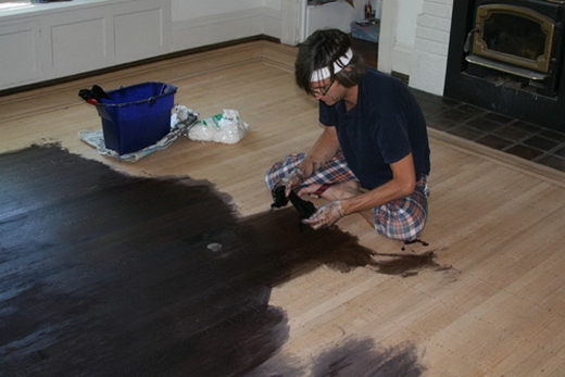 Покраска деревянного напольного покрытия