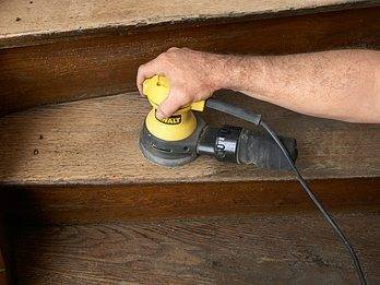 Как покрасить деревянную лестницу