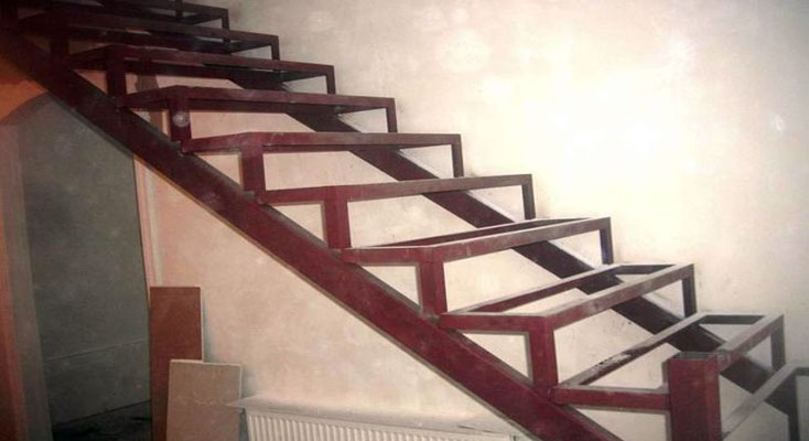 металический каркас лестницы