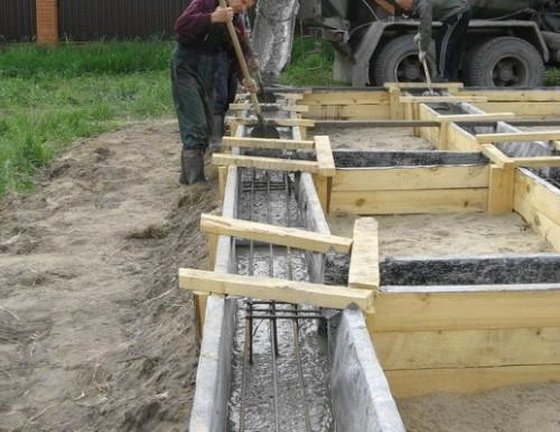 Заливка и трамбовка бетона для ленточного фундамента