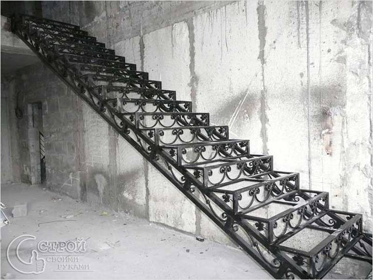 Кованый каркас лестницы