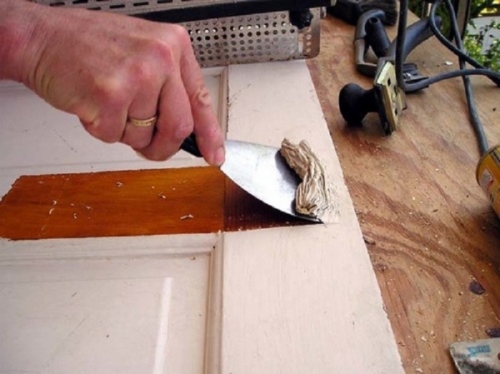 Чем покрасить межкомнатную деревянную дверь