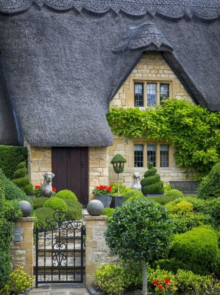 Thatched roof cottage in Chipping-Campden, Gloucestershire, England