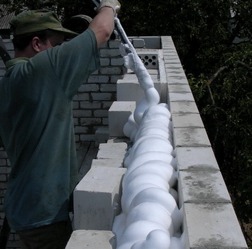 Пеноизолом утепляют стены трехслойной конструкции