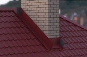 Прямоугольный дымоход на крыше из металлочерепицы