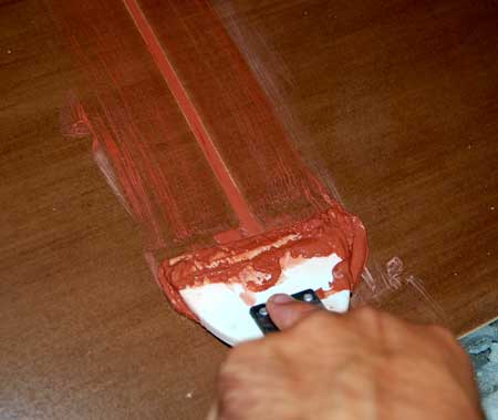 Нанесение краски на старый слой между плиткой