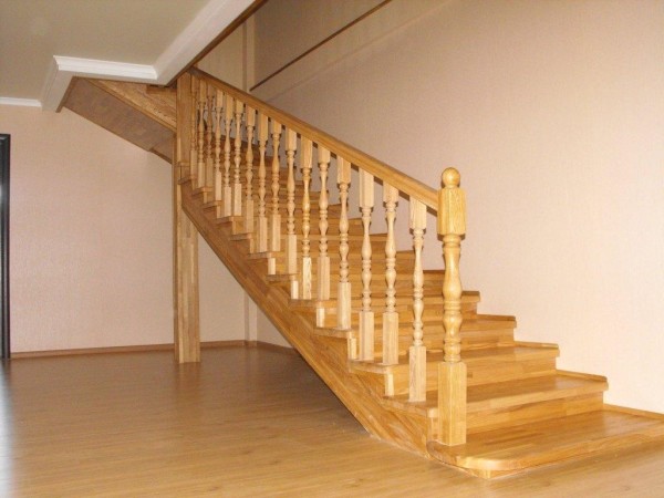 Установка балясин на деревянную лестницу