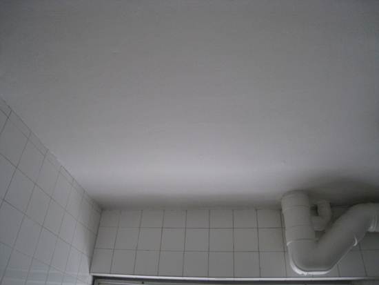 Натяжной потолок в туалете