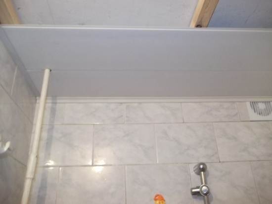 Натяжной потолок в туалете